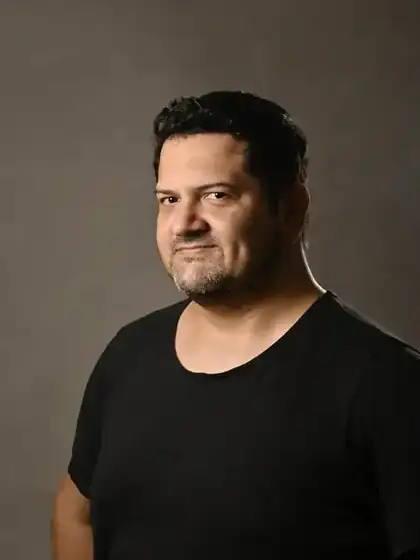 Carlos Juárez, Diseñador Gráfico en BUST